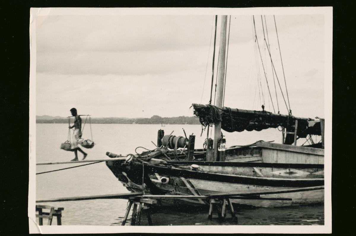 Cargo being unloaded from a ‘twakow’ lighter vessel