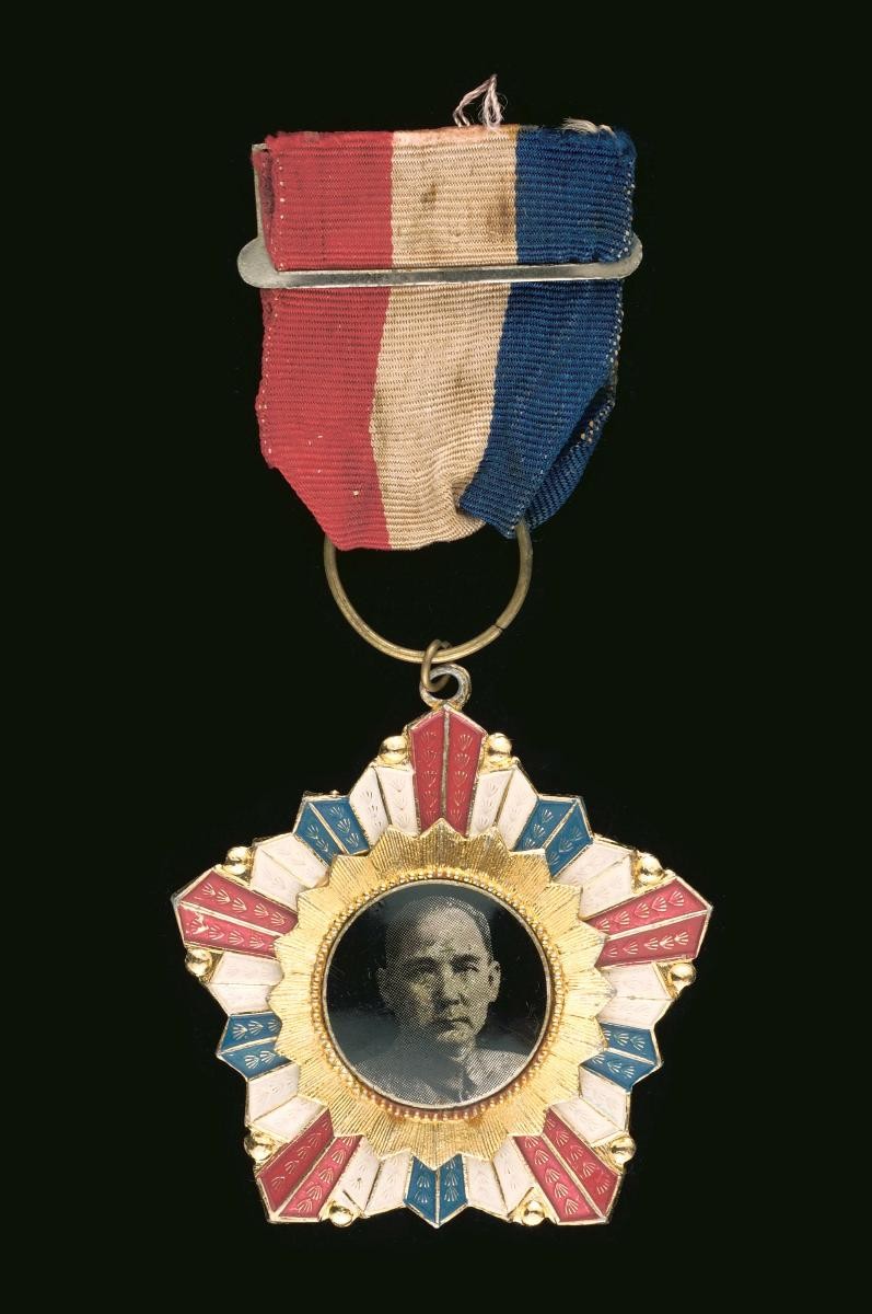 Dr. Sun Yat-Sen 100th birthday anniversary commemorative medal belonging to Neo Tiew