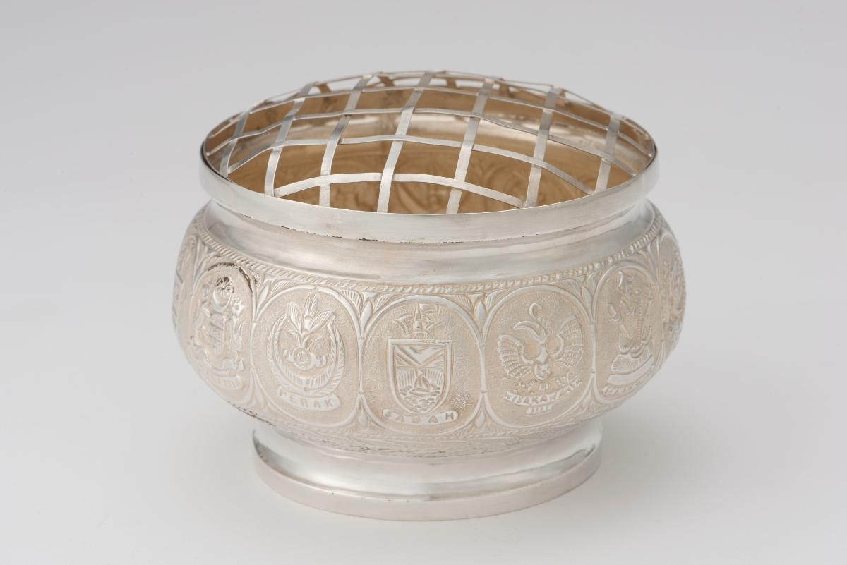 Incense burner featuring the Malaysian coats of arms