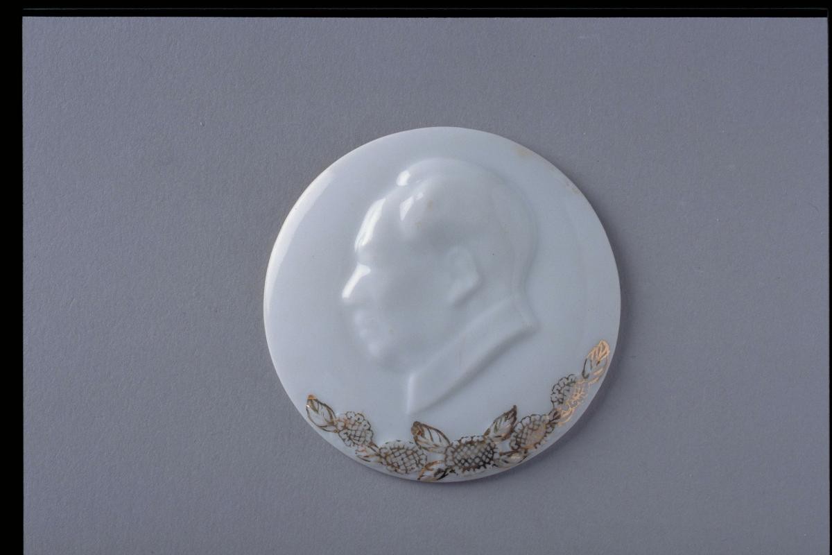 Badge featuring Mao