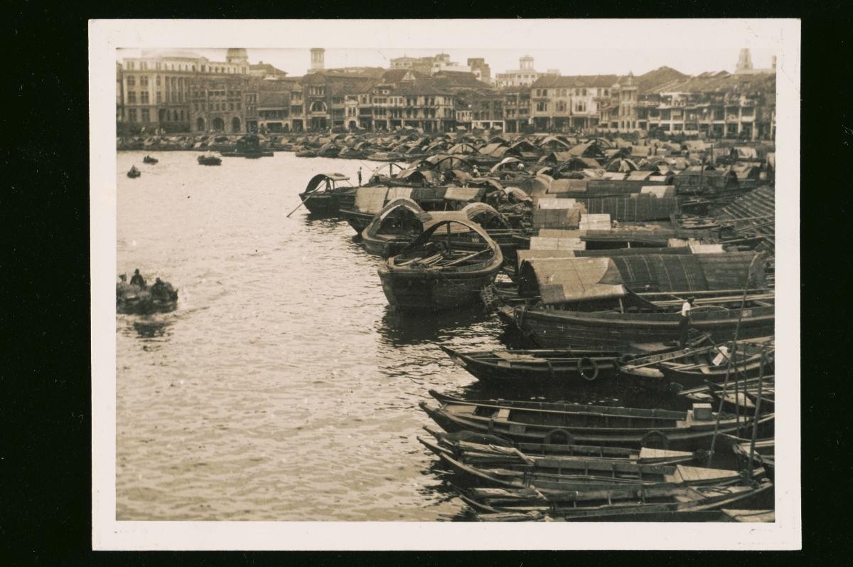 ‘Twakow’ lighter vessels on the south bank of the Singapore River