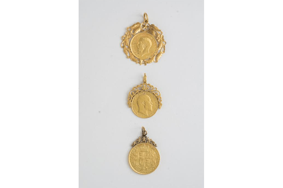 <a class="bold" href="/assets/7c88d5b5-ac0f-4218-b97b-7537bf67a01d/xd75m0p.JPG" target="_blank">
A set of British coin pendants collected by Samuel Dhoraisingam and Kamala Devi Dhoraisingam in their efforts to document Chetti Melaka heritage
</a>