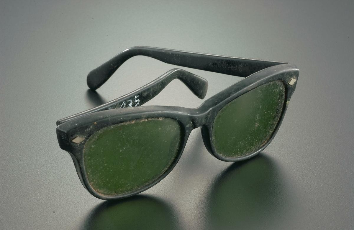 Men's black plastic sunglasses