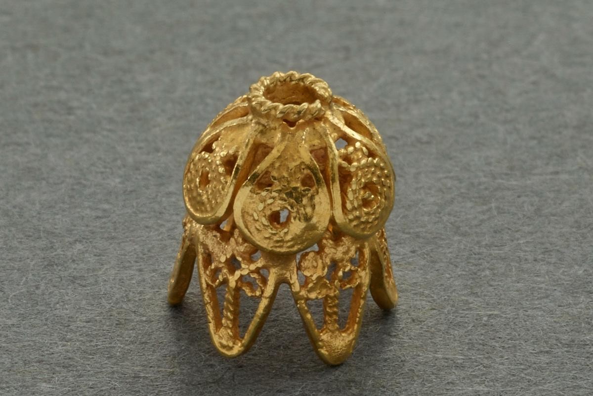 Gold filigree 'cup' possibly for a stone or a pearl