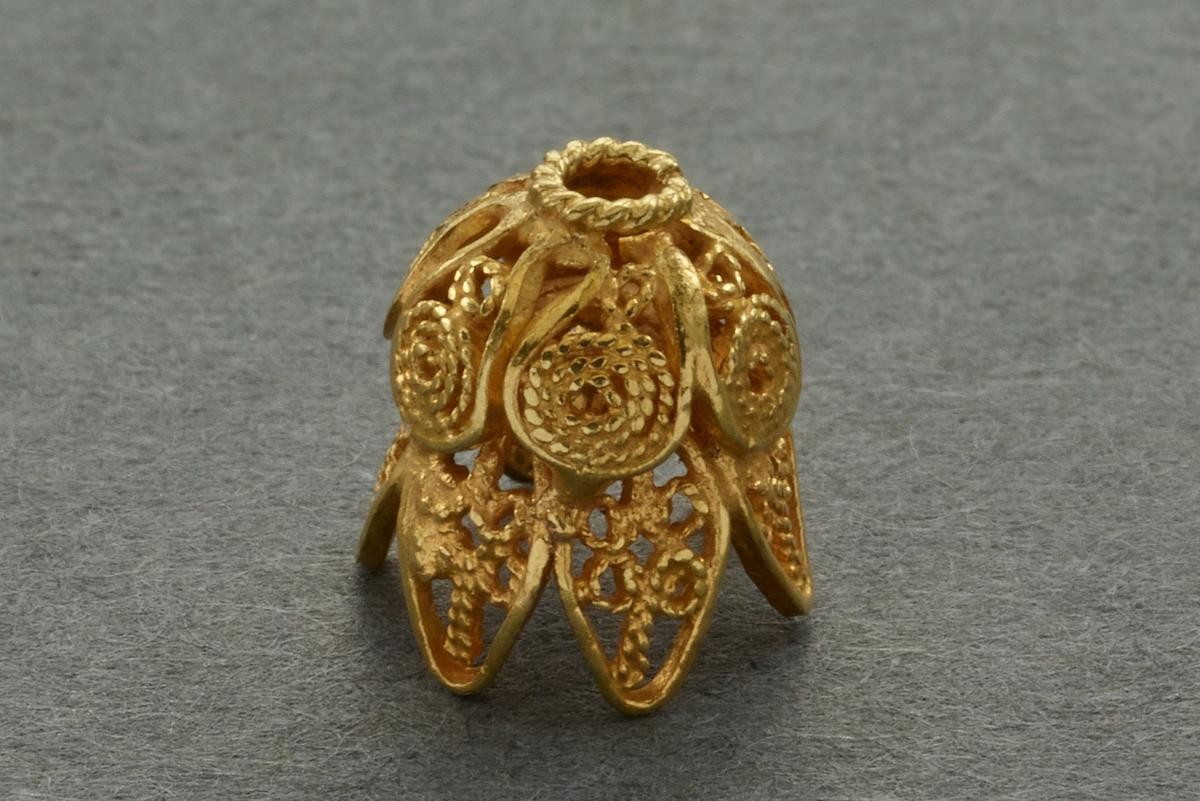 Gold filigree 'cup' possibly for a stone or a pearl
