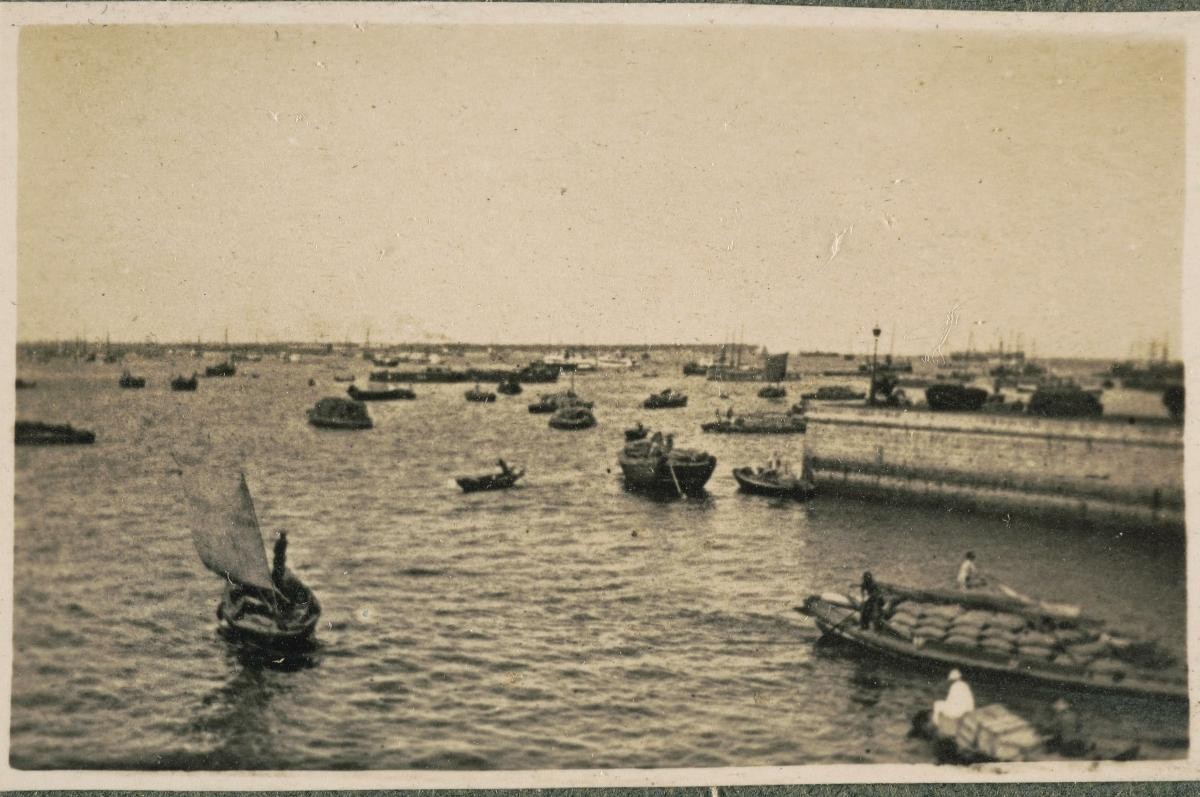 Steamships in the Singapore Harbour and ‘twakow’ lighter vessels at the mouth of the Singapore River