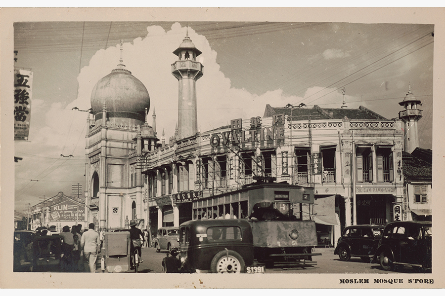 <a href="/assets/001283f8-9361-4d50-9305-d757d05bd795/6-200000600.jpg"><strong>Postcard of Sultan Mosque in Kampong Glam</strong></a><br>
Early-mid 20th century, Singapore<br>
<em>Collection of National Museum of Singapore</em>