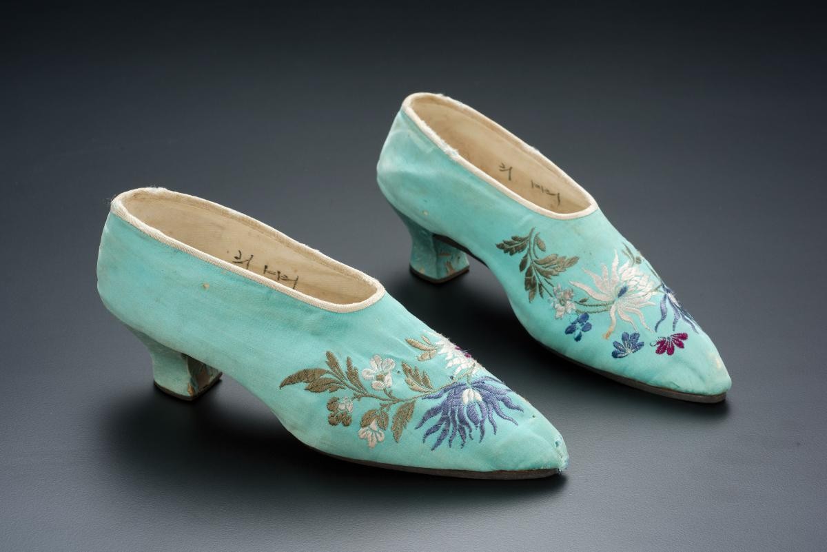 Ladies’ high-heeled blue shoes embroidered with floral motifs