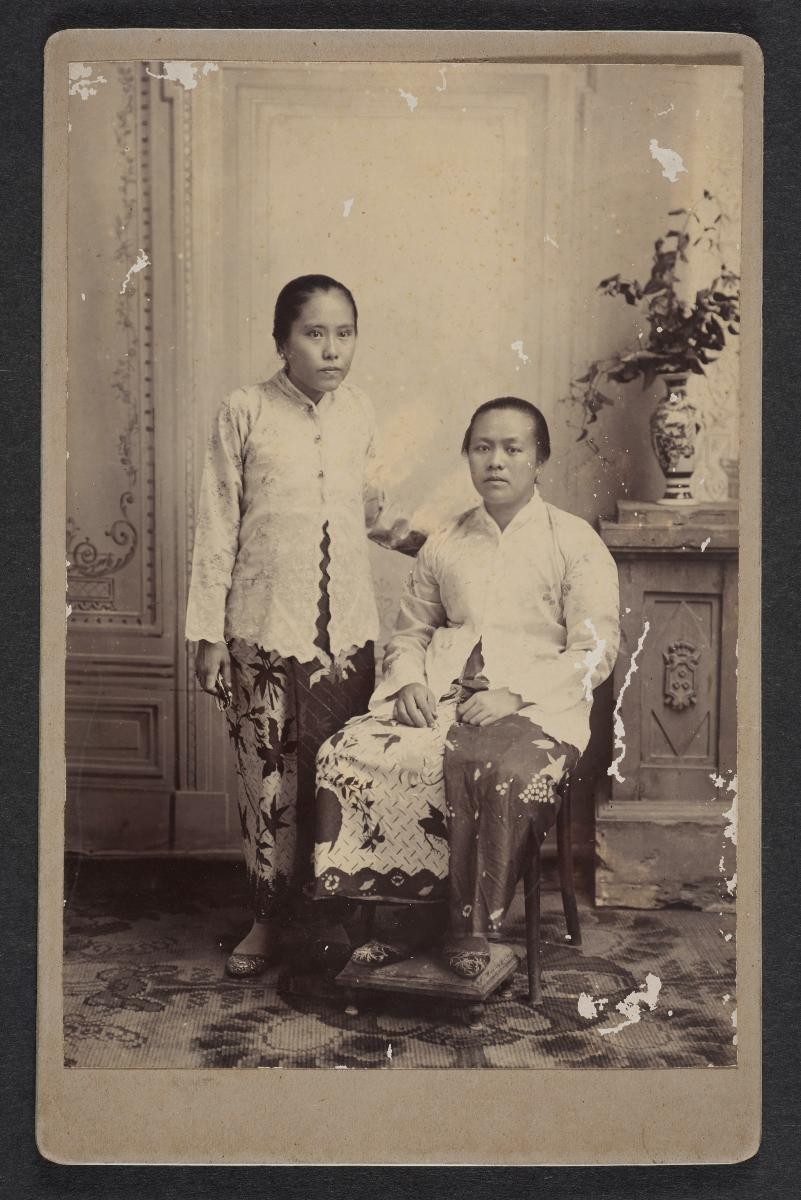 Photograph of Mrs Tan Gwat Bing and nyonya