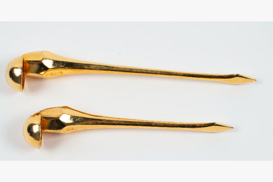 <a class="bold" href="/assets/be1c1285-94c4-4868-8d4a-1feb044a8eb1/viii-a-pair-of-hair-pins.jpg" target="_blank">
A pair of hair pins
</a>