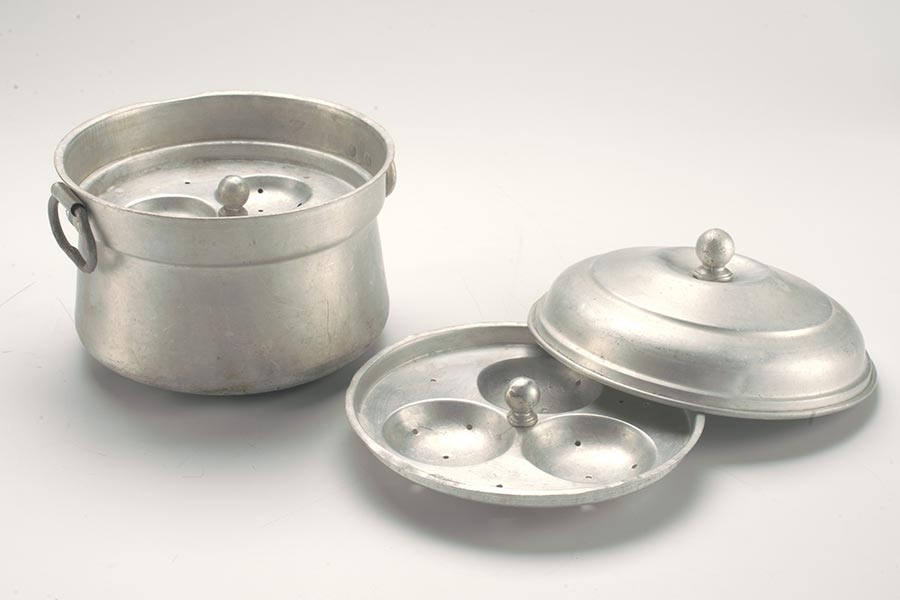 <a class="bold" href="/assets/ba6ddd5f-1b4a-43ea-9c8f-51071fb2dc3c/an-idli-paanai.jpg" target="_blank">
An <i>idli paanai</i> (<i>idli</i> steamer)
</a>