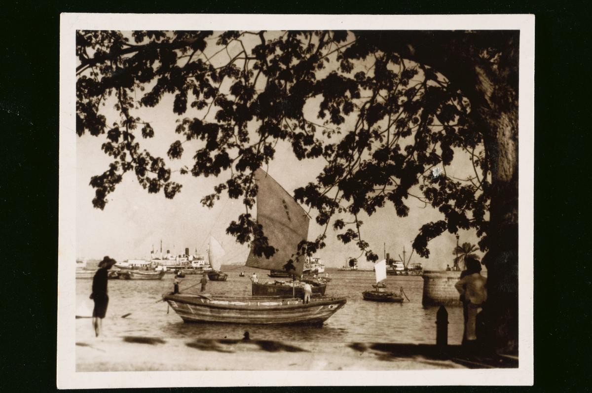 ‘Twakow’ lighter vessels at the mouth of the Singapore River