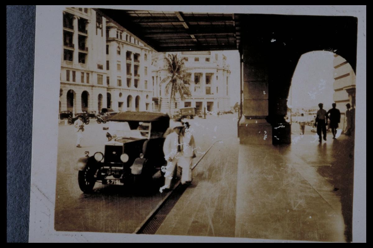 A car parked at the entrance to Clifford Pier