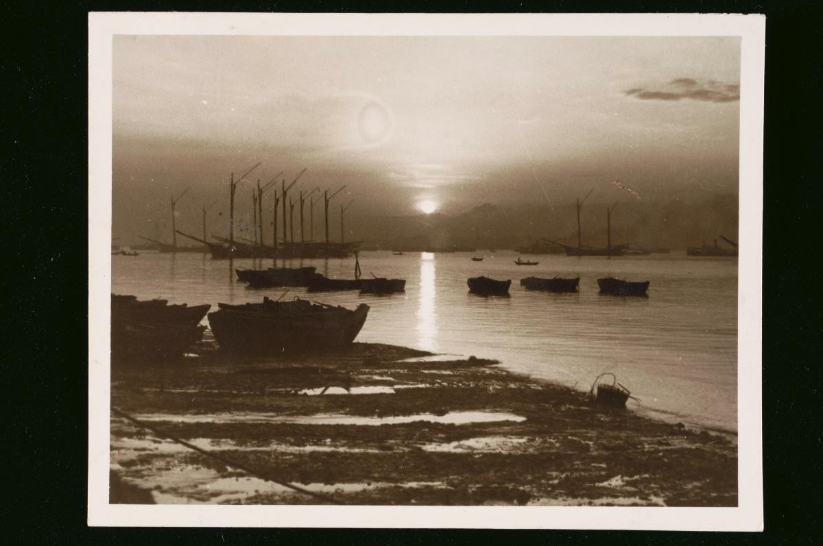 ‘Twakow’ lighter vessels and ‘tongkang’ sailing vessels