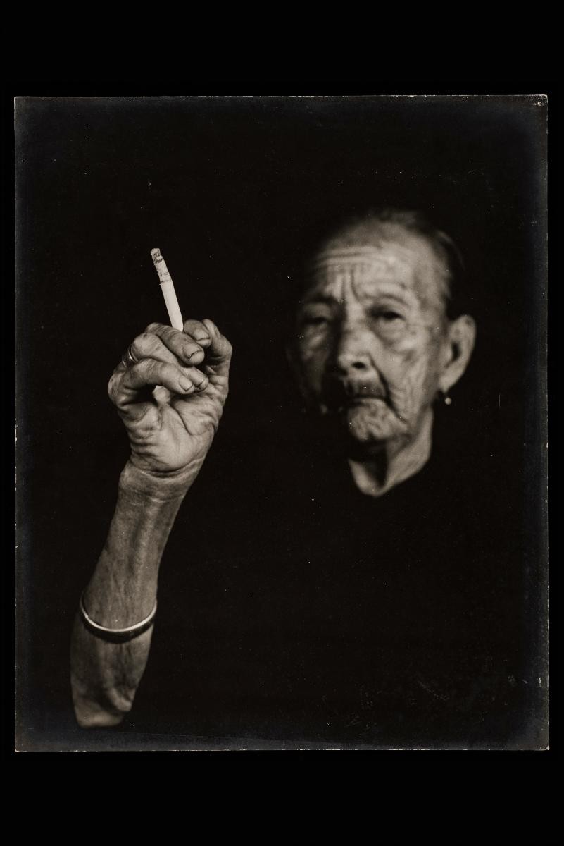 Old Lady Smoking (烟女)