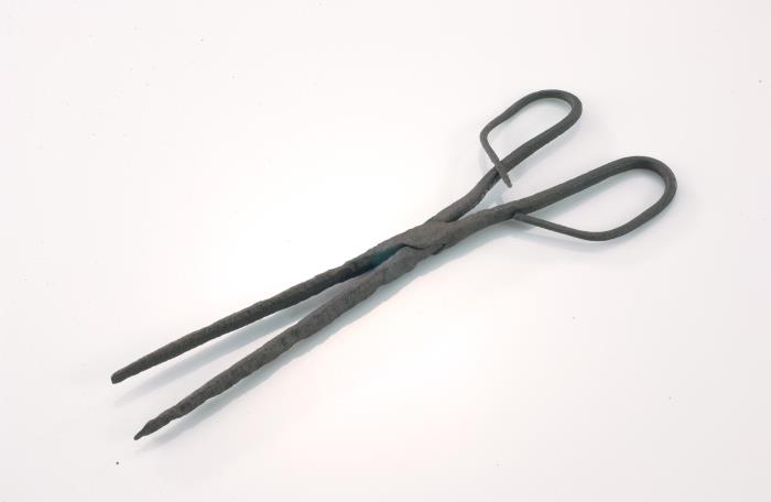 <strong><a href="https://www.roots.gov.sg/Collection-Landing/listing/1072284">Iron tongs for picking up charcoals</a></strong><br>
1994-04226 <br>
1970s<br>
Gift of Ang Yang Buay<br>
Collection of National Museum of Singapore, National Heritage Board