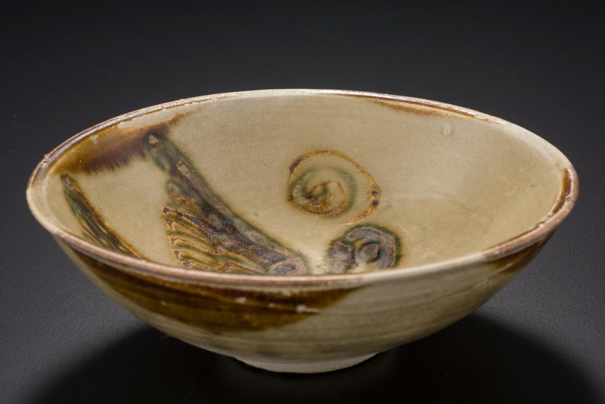 Bowl with bird