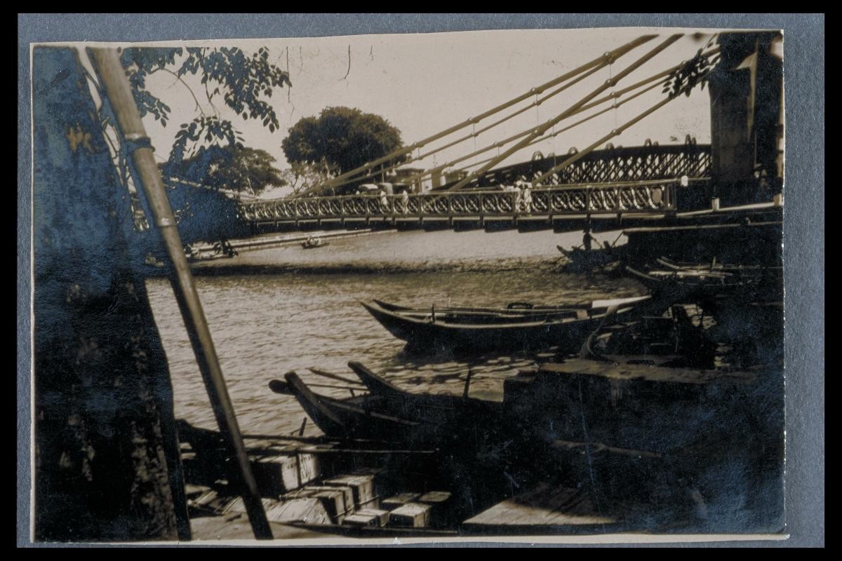 The Cavenagh Bridge and Singapore River