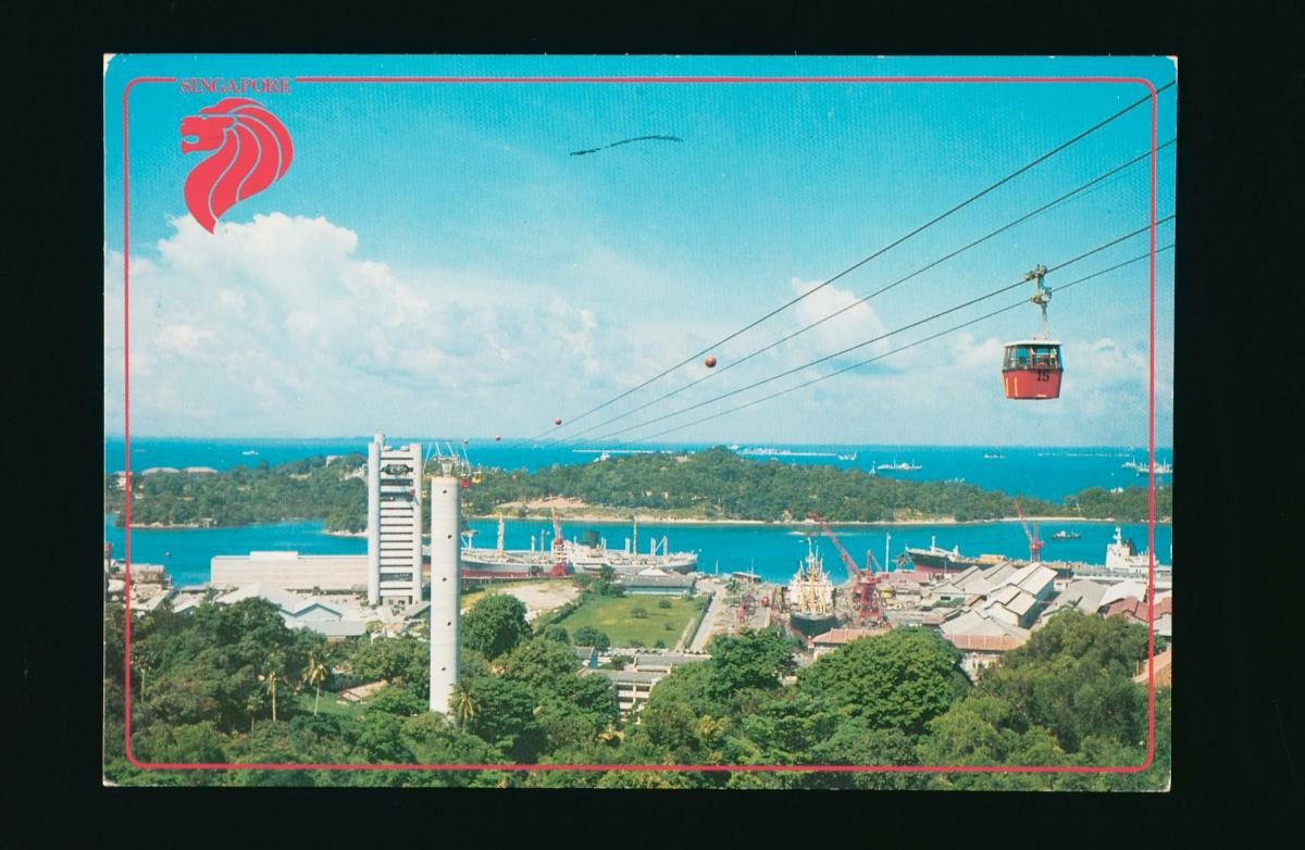 Sentosa cable cars travelling between Mount Faber and Jardine Steps stations