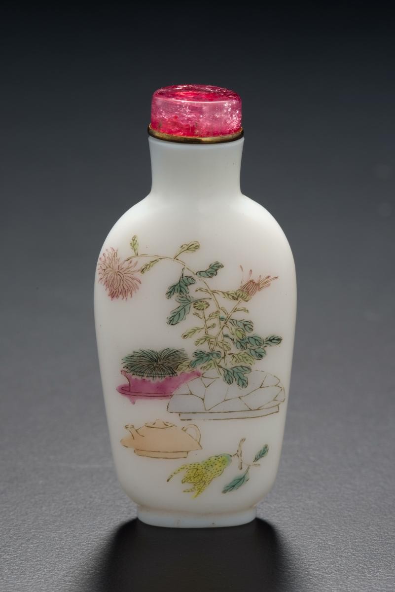 Snuff bottle with enamelled decoration