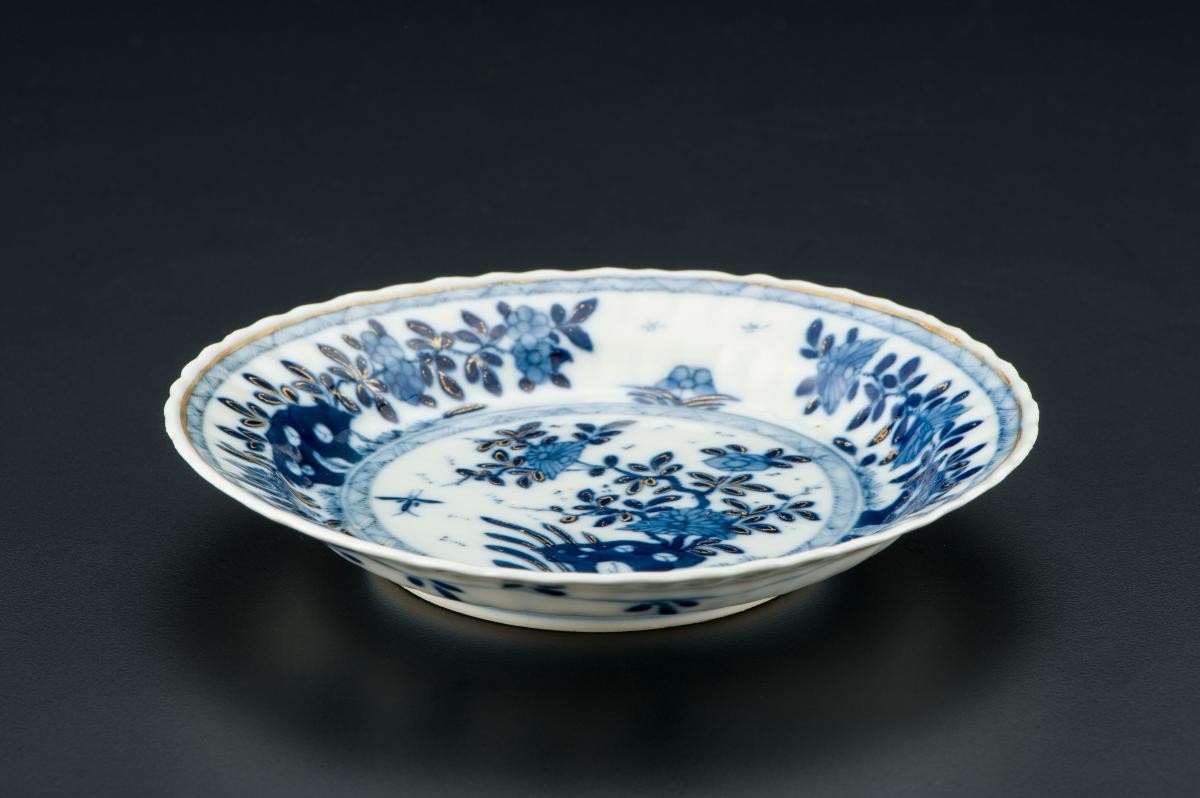 Blue-and-white dish with gilding