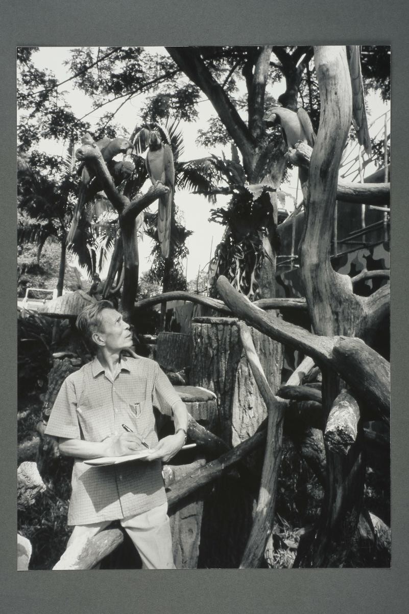 #1 of 3 - Wu Guanzhong observes parrots during an outdoor sketching session at the Singapore Bird Park, 1980s-1990s.吴冠中在新加坡鸟类公园写生鹦鹉时的情景。20世纪80-90年代,于新加坡。