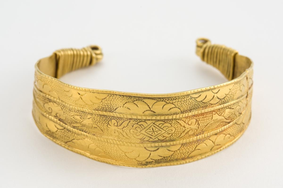 Bracelet with floral decoration