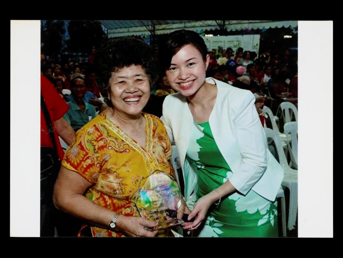 Choo Lai Ngo and MP Tin Pei Ling at Good Neighbour Award presentation ceremony