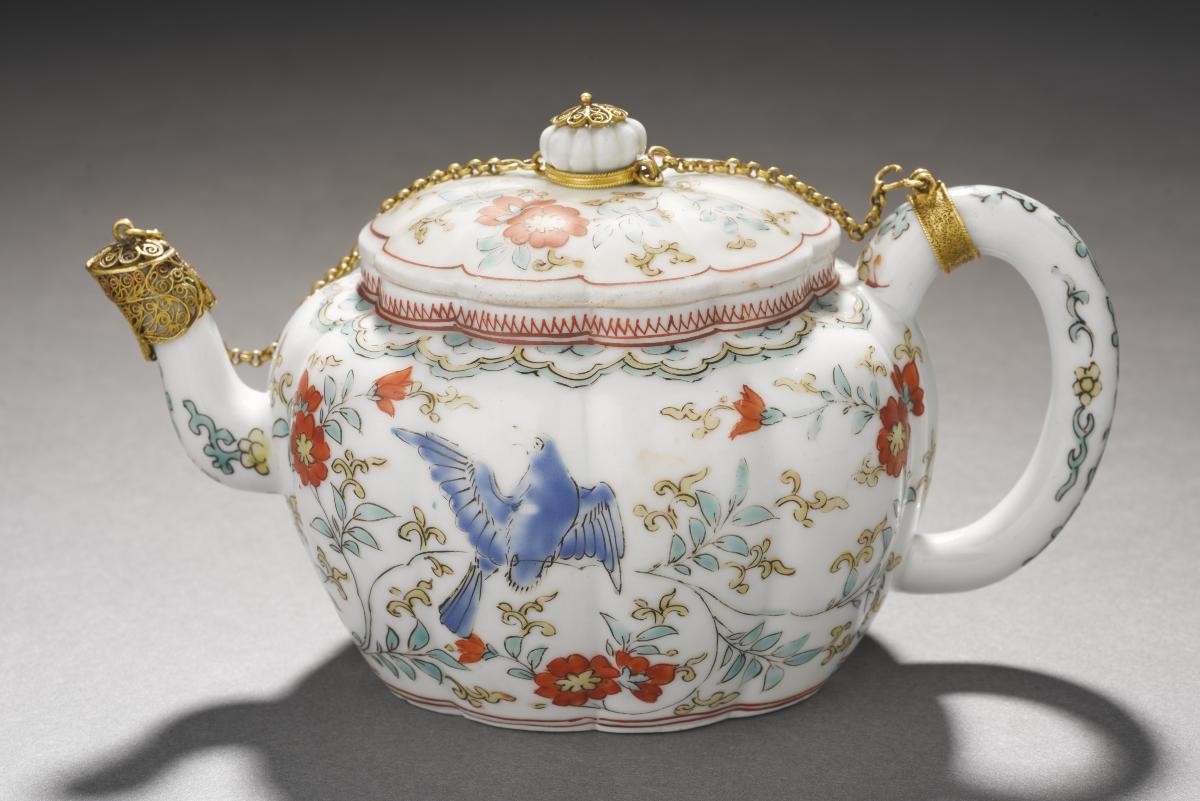 Mounted teapot