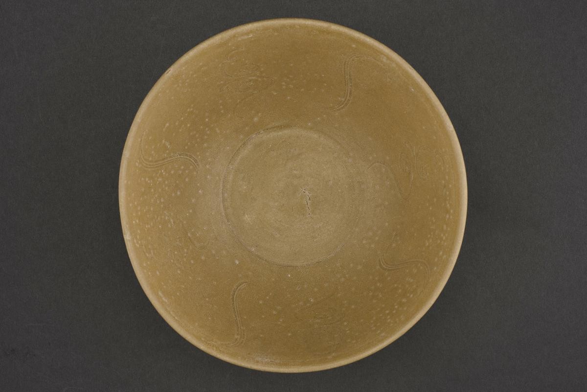 Olive-green glaze bowl