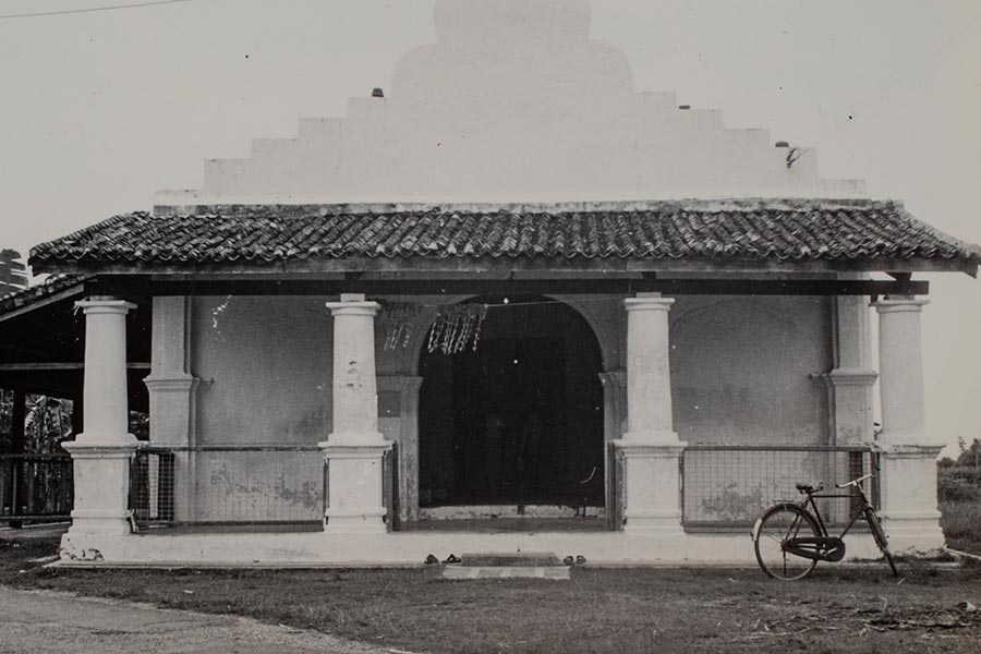 <a class="bold" href="/assets/4a219b56-2a55-40b9-ac43-dd53750e1e87/iiia.jpg" target="_blank">
Photograph of Sri Angalamman Paramesvari Temple, Gajah Berang
</a>