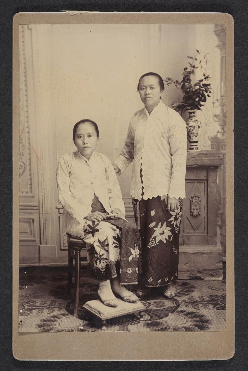 Photograph of seated Mrs Tan Gwat Bing and nyonya