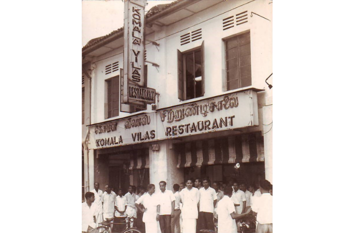 Gambar dari tahun 1960-an ini menunjukkan satu kumpulan bergambar di hadapan Komala Vilas, yang pada waktu itu telah berkembang kepada dua unit dengan tempat duduk di tingkat bawah dan atas.