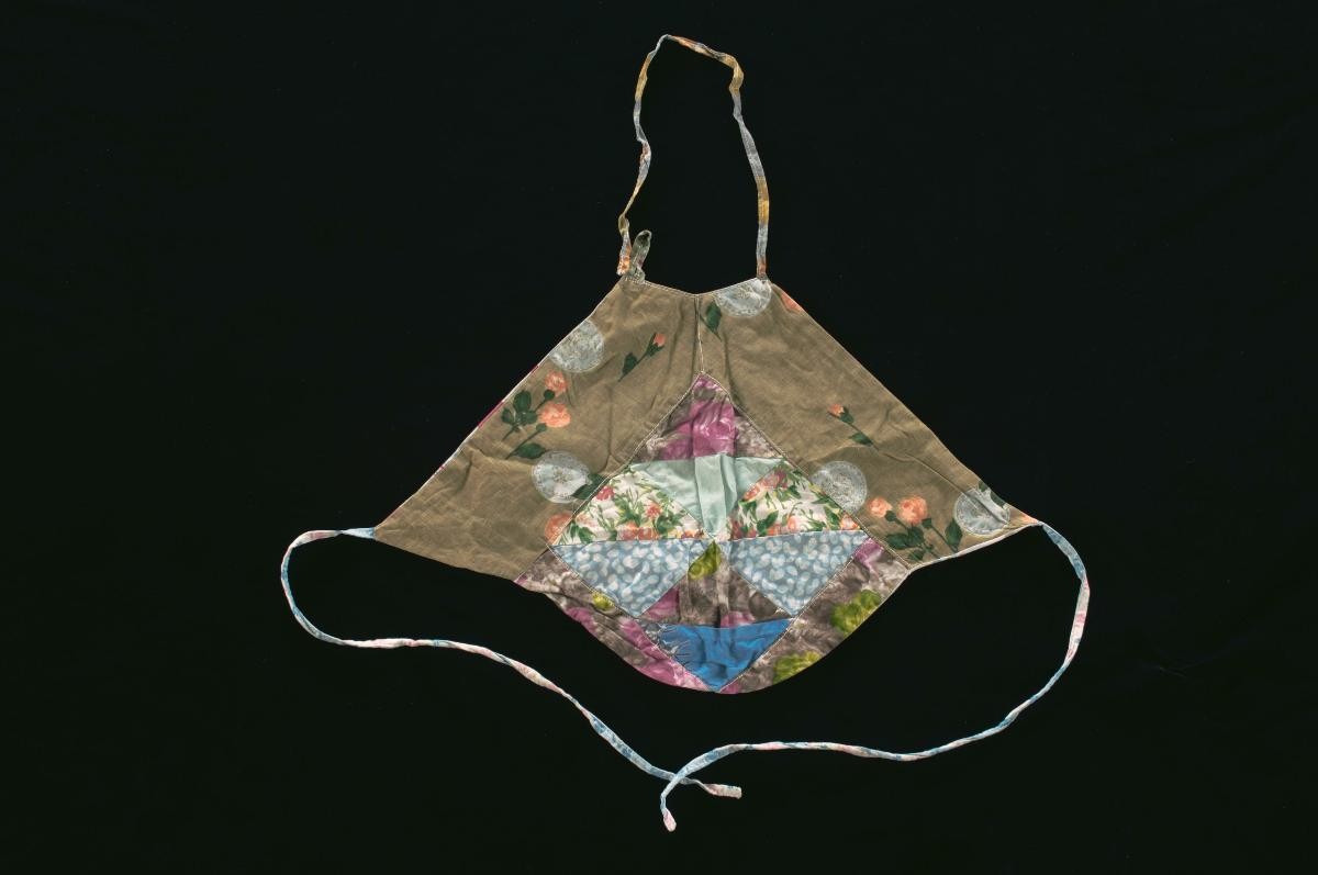 Large-sized embroidered patchwork cloth used as child’s ‘dudou’
