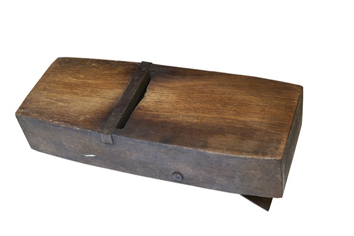 <span>This manual herb slicer has an adjustable blade to allow the herbalist to slice herbs into different thicknesses according to the requirements of prescriptions.</span>