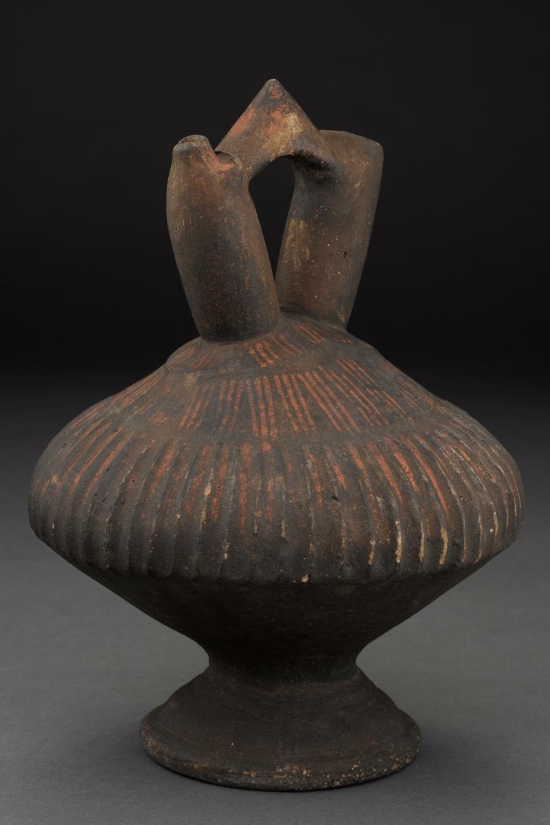 Double-spouted kendi