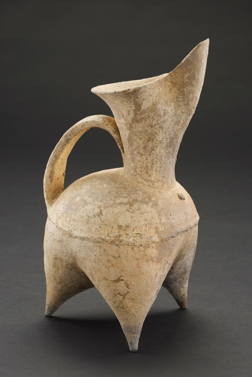 Tripod ewer