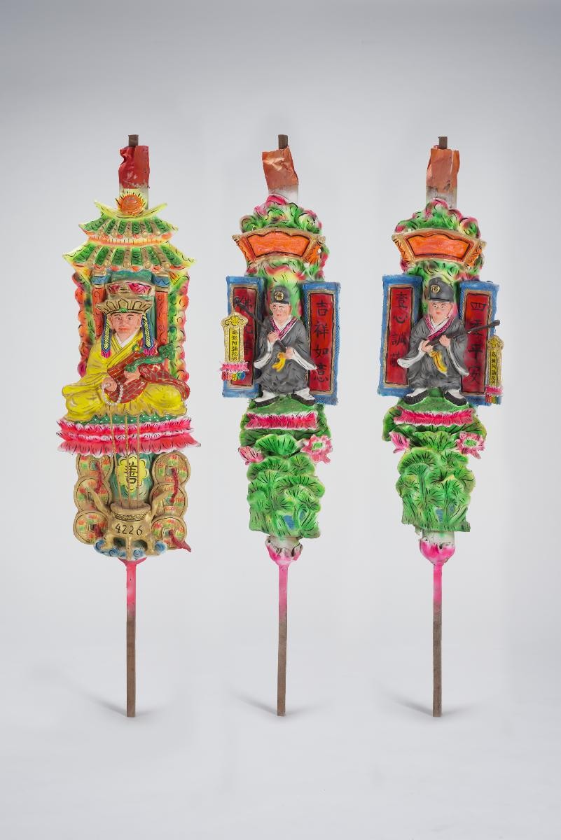 Set of three joss sticks with figures (Song Dafeng zushi 宋大峰祖师 and his disciples)