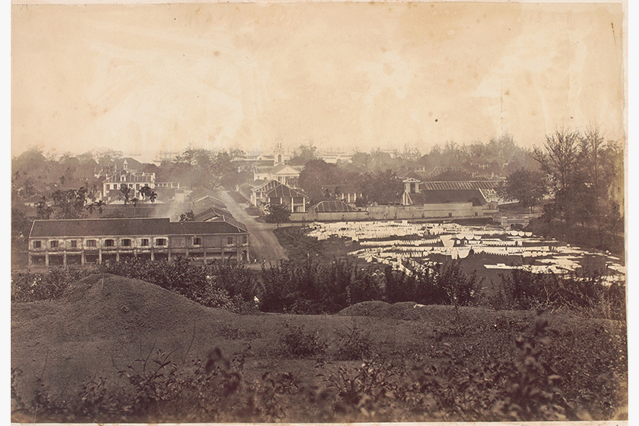 <a href="/assets/9108ee4a-ebf3-4c00-b865-1b7eef2d4d95/11-199300290.jpg"><strong>A photograph of laundry drying at Dhoby Ghaut</strong></a><br>
c.1890, Singapore<br>
<em>Courtesy of National Museum of Singapore</em>