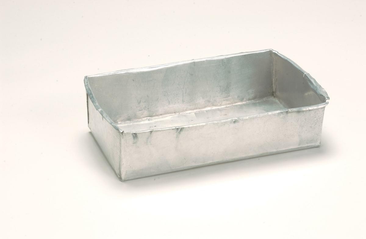 Metal container used in the preparation of ‘kueh tutu’