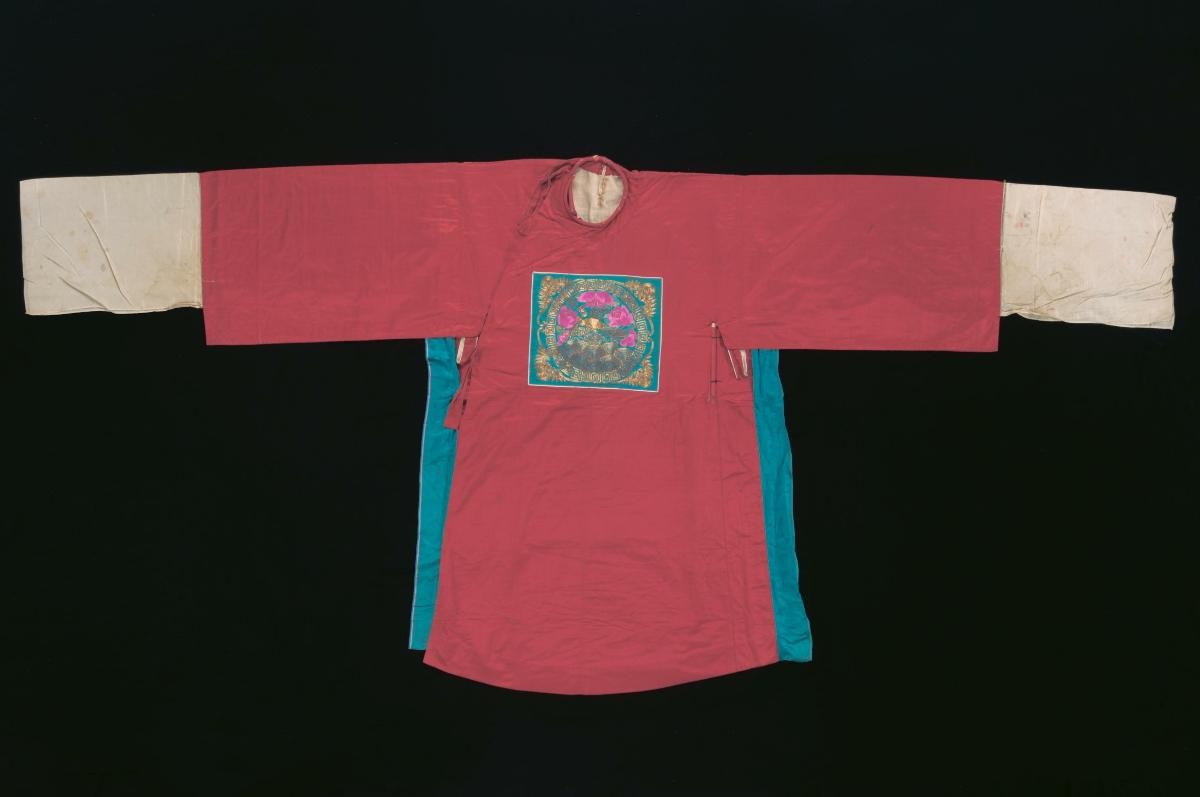 A red robe with a blue insignia worn by a court official in a Chinese opera