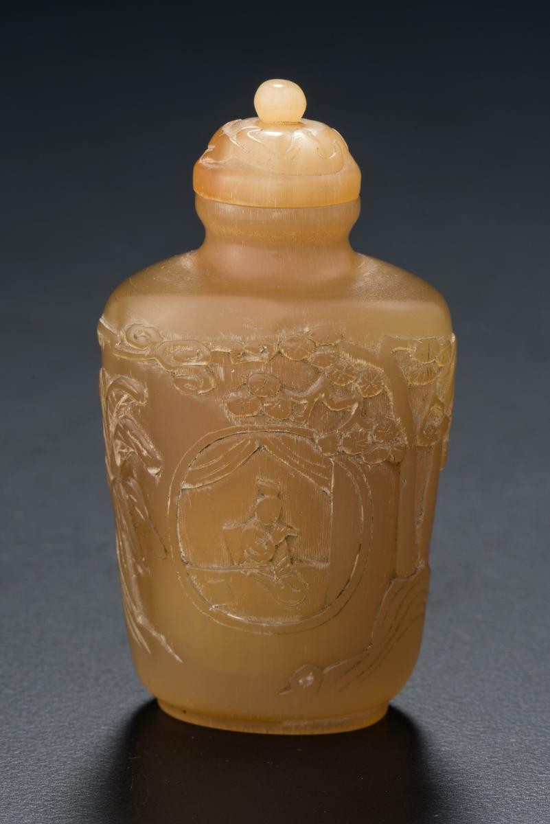 Snuff bottle with figural decoration