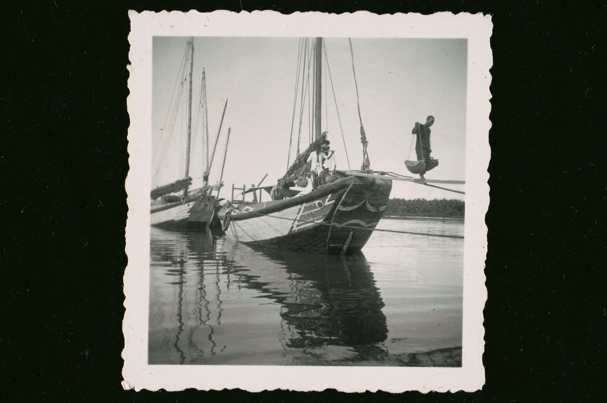 Cargo being unloaded from ‘twakow’ lighter vessels
