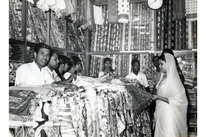 Gambar ini menunjukkan bahagian dalam kedai Haniffa Textiles ketika ia terletak di 8 Campbell Lane. Kain yang belum dijahit dijual di tingkat satu manakala sari yang lebih berhias dijual di tingkat dua.