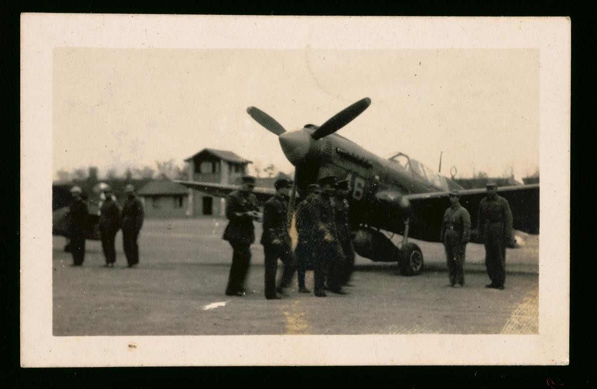 Soldiers with aircraft