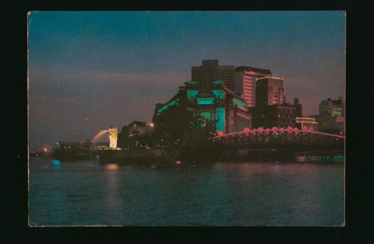Night-time view of the mouth of the Singapore River