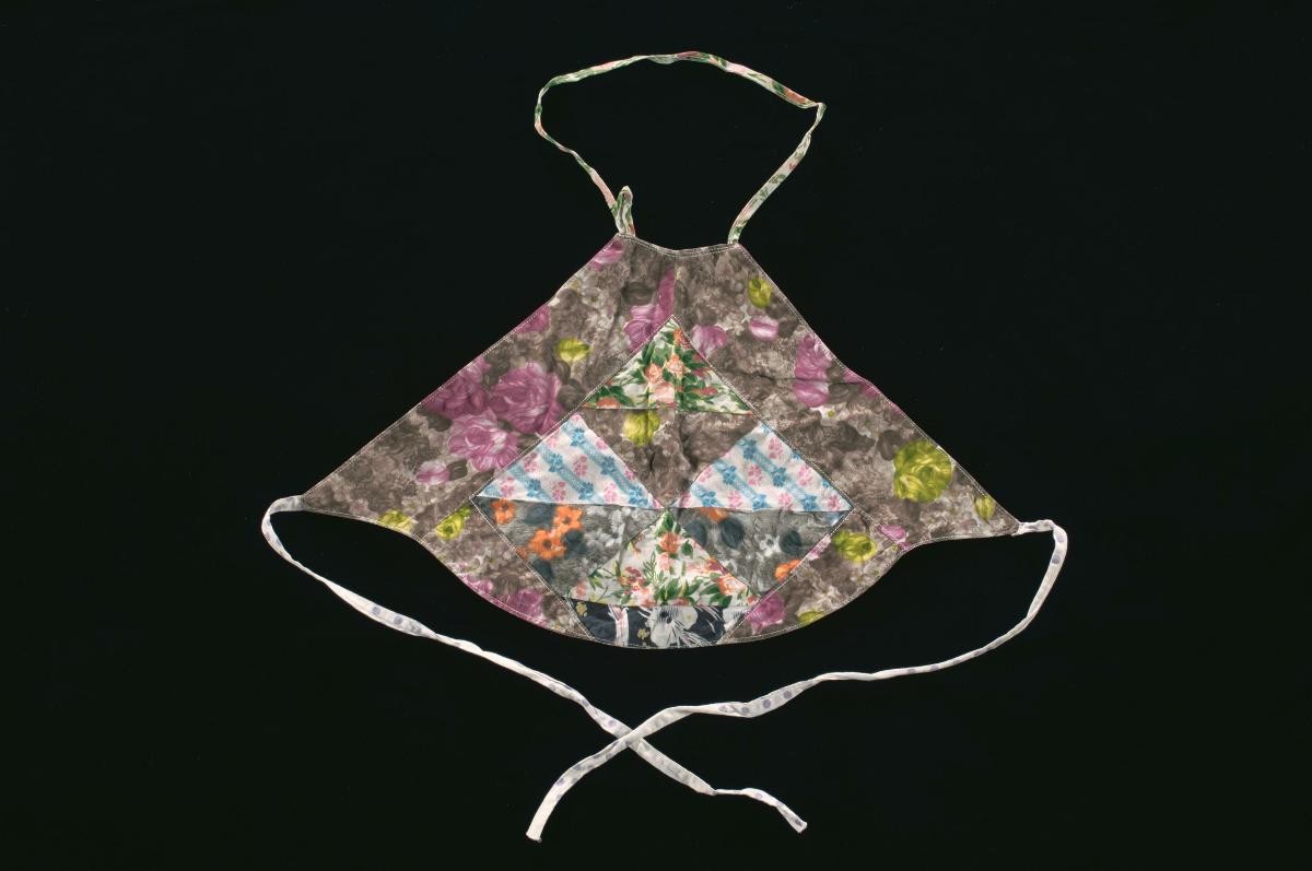 Large-sized embroidered patchwork cloth used as child’s ‘dudou’
