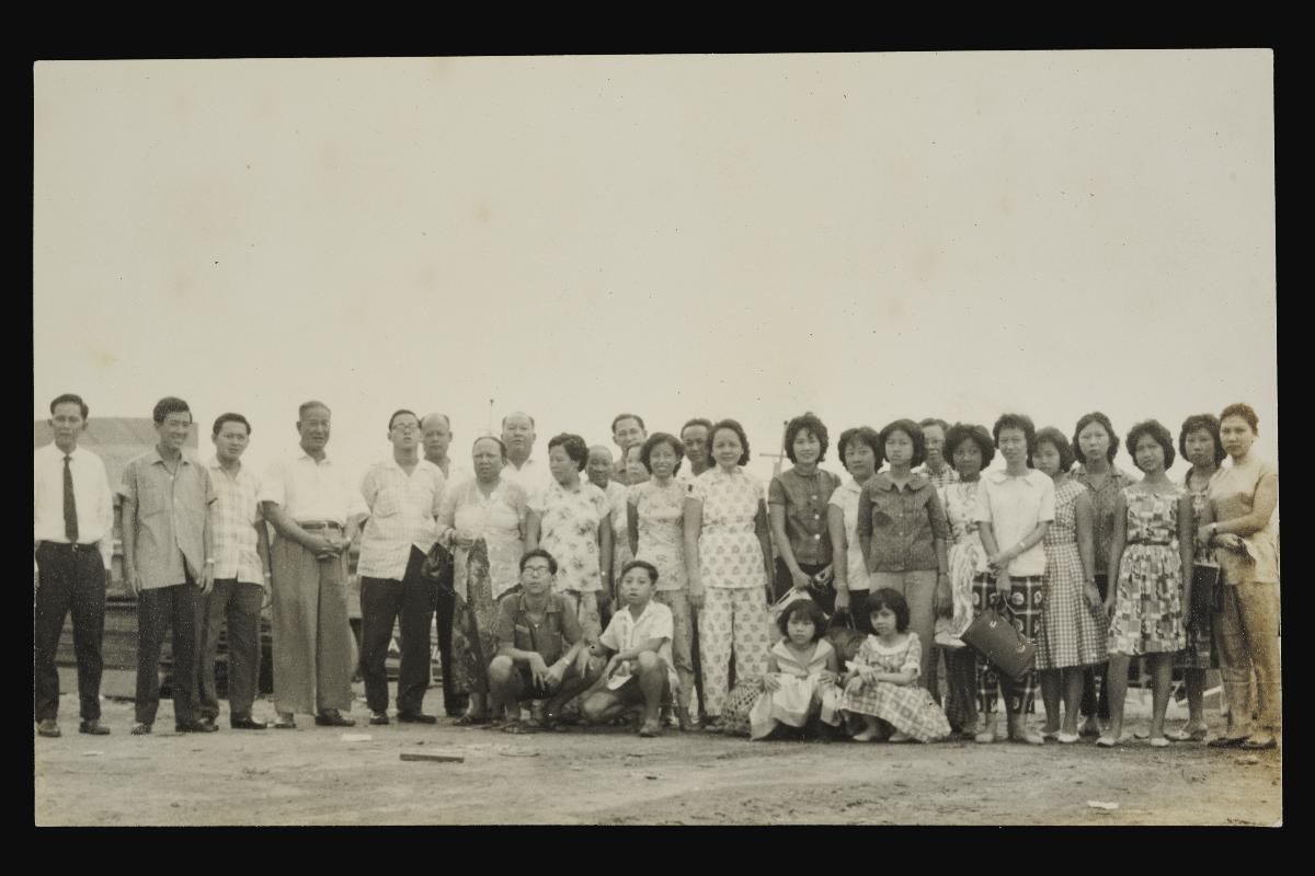 Photograph of extended family of Lim Chan Ngam (林赞岩)on kusu island
