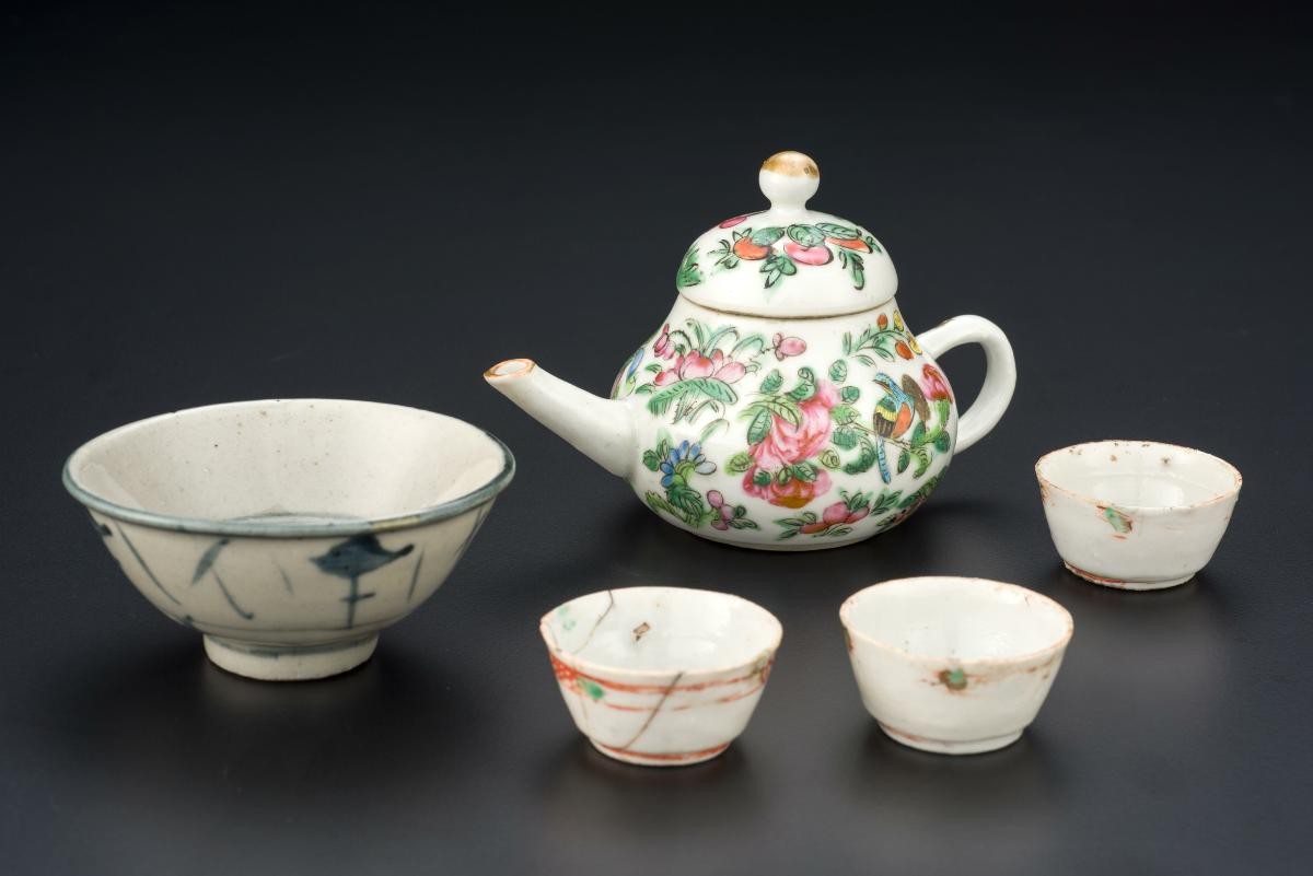 Teapot and tea cups used in Tiandihui initiation ceremony
