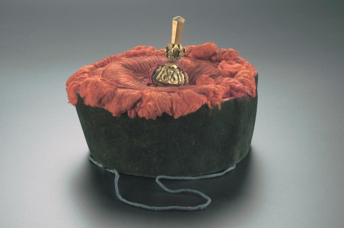 A hat with finial